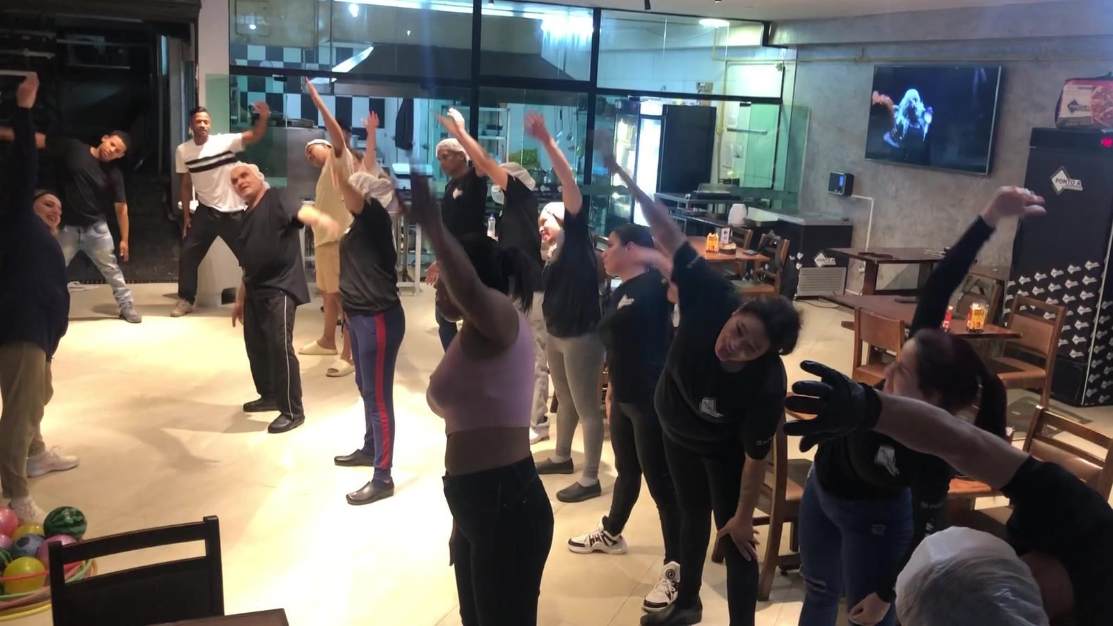 Sessão de ginástica laboral em grupo conduzida pelo Instituto Thé