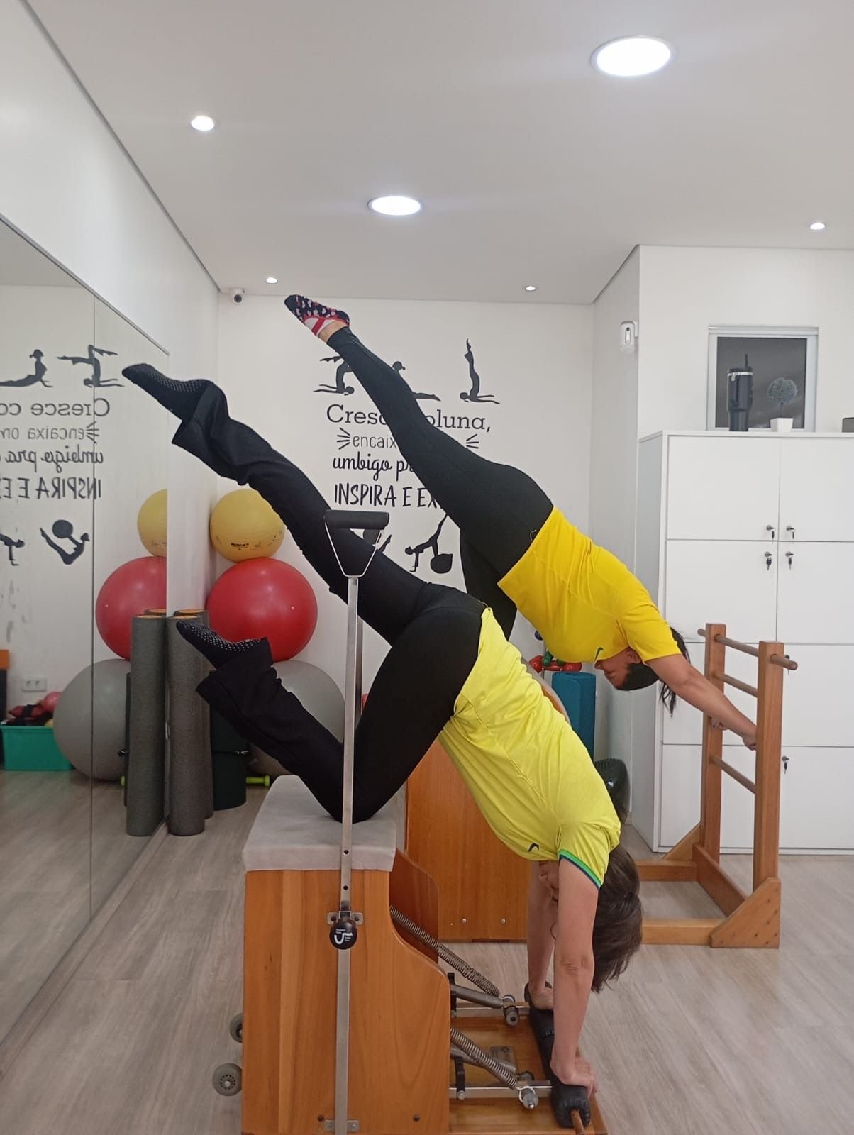 Estúdio de Pilates do Instituto Thé com cadeiras e aparelhos