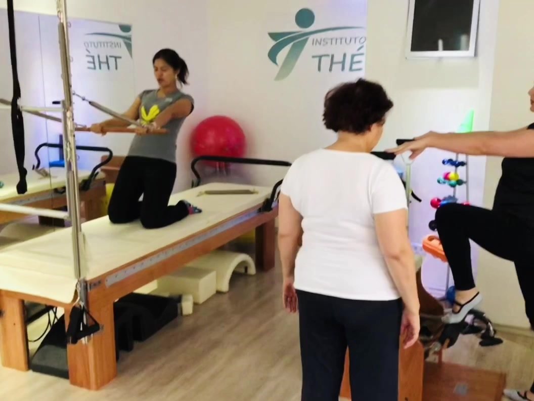 Aula de Pilates com acompanhamento no estúdio do Instituto Thé