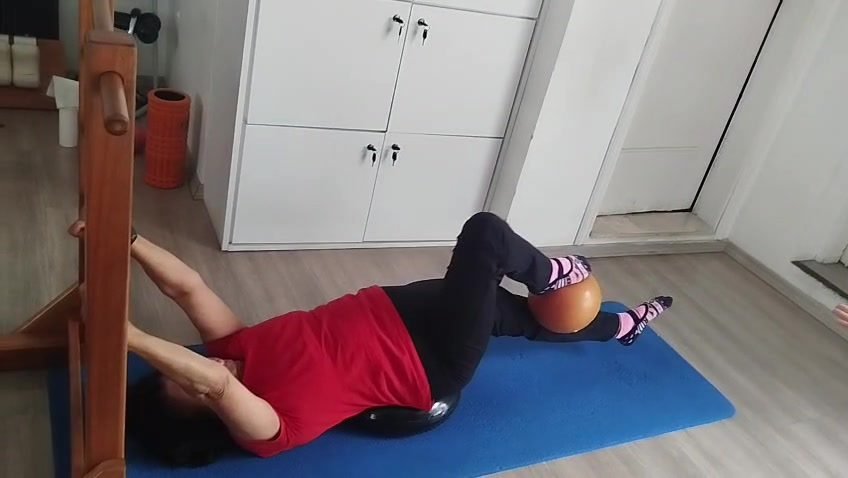 Exercício de alongamento com bola no estúdio do Instituto Thé