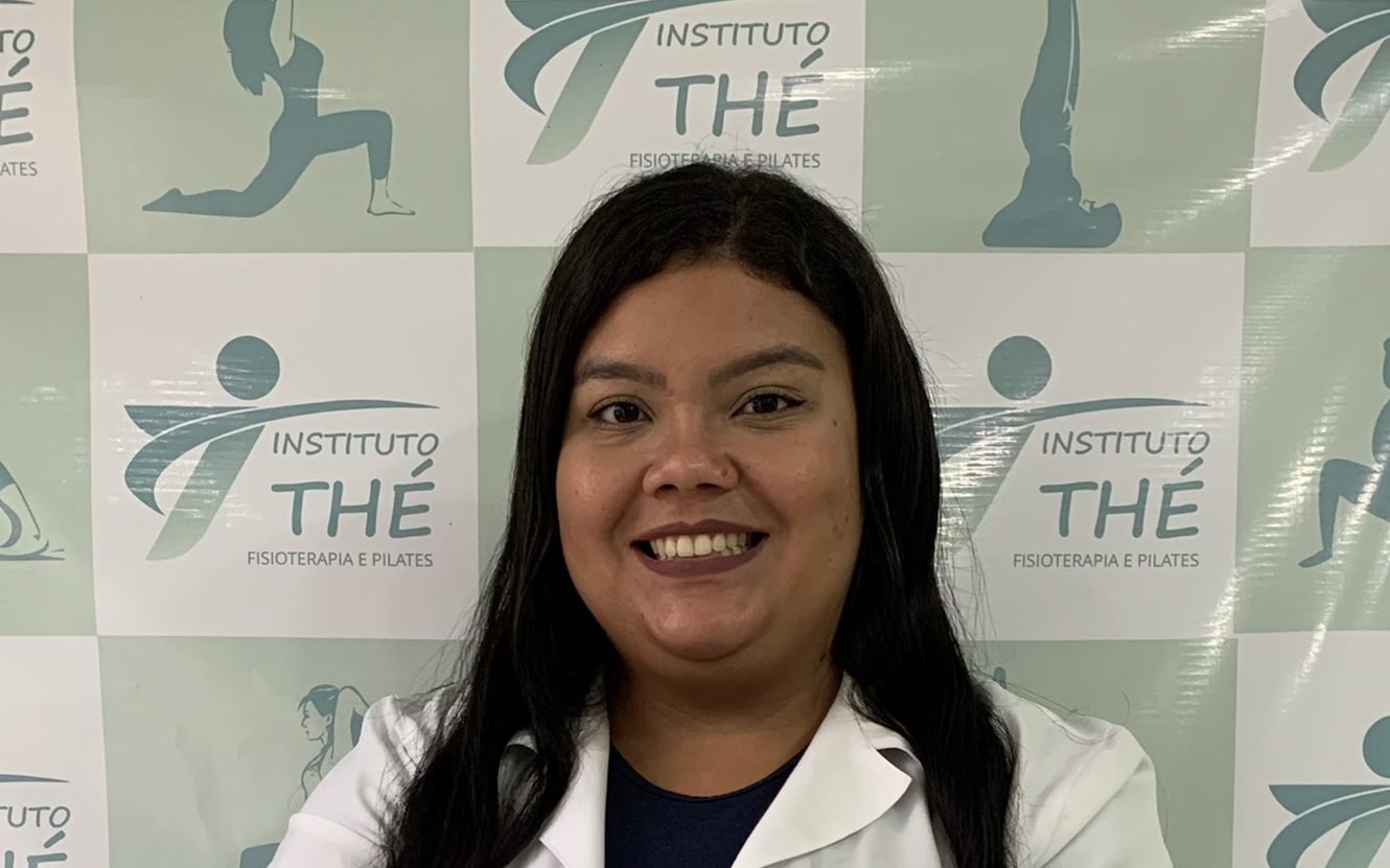 Fisioterapeuta do Instituto Thé de jaleco branco